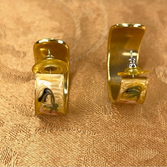 Vintage Painted Enamel Gold Hoop Earrings Post Back Retro Scroll Swirl Design - Picture 9 of 10